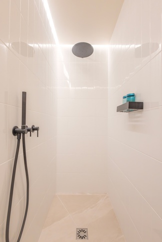 Bagno di Servizio in stile moderno di 5 di Living Home Design Bagno di Servizio in stile moderno di 5 di Living Home Design
