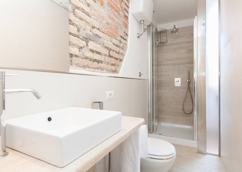 Bagno in stile contemporaneo di 3 di BB1 Architettura & Design