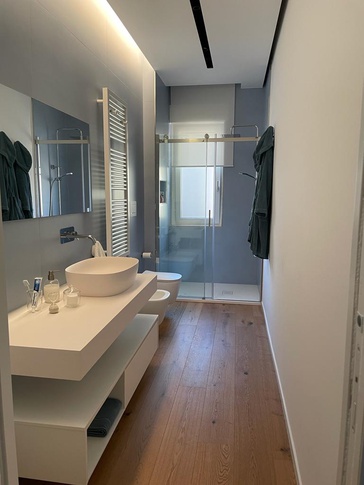 Bagno in stile minimal di 7 di Caputo Architettura