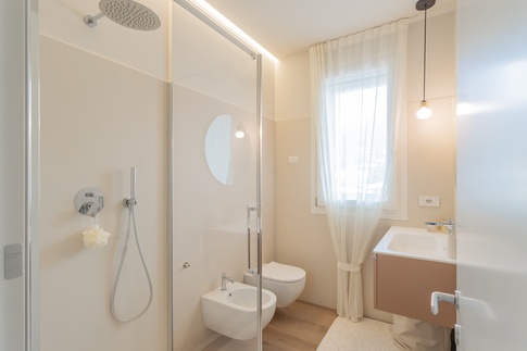 Bagno in stile glamour di 4 di Alessandra Parolini Studio