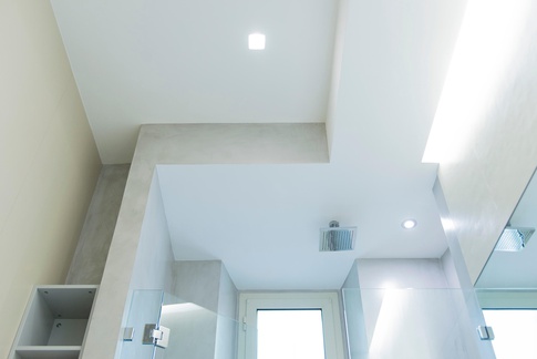 Bagno in stile contemporaneo di 6 di Vitae Studio Architettura