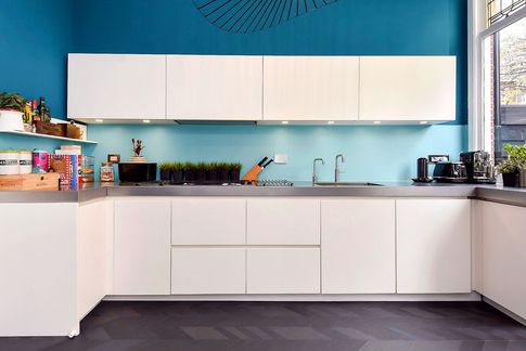 Cucina in stile moderno di 15 di Equus Architects