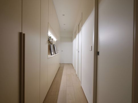 Corridoio in stile contemporaneo di 8 di QuattroneArchitetti