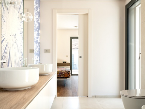 Bagno in stile moderno di 12 di Studio di Architettura Barbara Vucusa Architetto