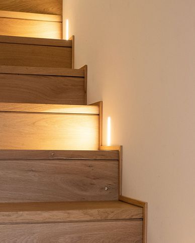Scale in stile contemporaneo di 4 di Frame Farm - Architecture & Design