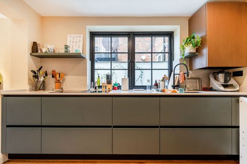 Cucina in stile contemporaneo di 60 di AT Design Studio