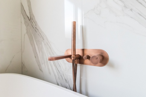 Bagno in stile contemporaneo di 11 di Desearq studio - architettura e interior design Bagno in stile contemporaneo di 11 di Desearq studio - architettura e interior design