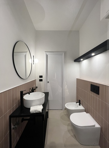 Bagno in stile moderno di 4 di Studio Punto