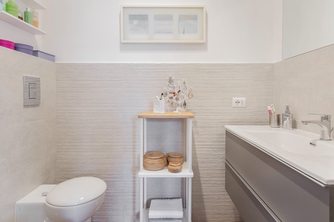 Bagno in stile contemporaneo di 5 di Rossella Fiorillo architetto