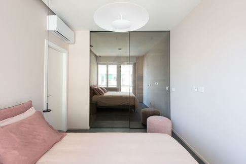 Camera da Letto in stile contemporaneo di 18 di Doppionodo Interior