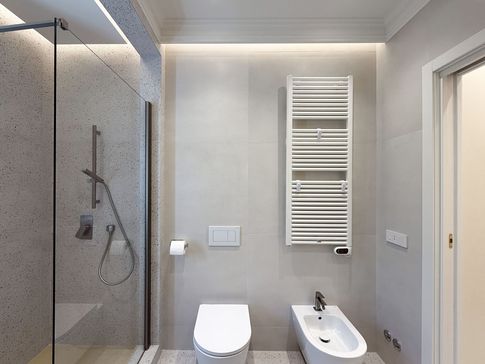 Bagno in stile contemporaneo di 8 di Studio Gaetano Riccardelli