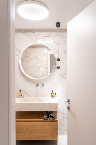 Bagno in stile contemporaneo di 5 di Alessandra Parolini Studio Bagno in stile contemporaneo di 5 di Alessandra Parolini Studio