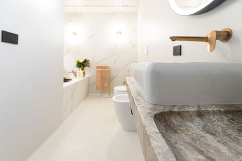 Bagno di Servizio in stile glamour di 8 di Desearq studio - architettura e interior design