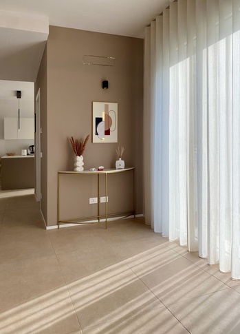 Soggiorno in stile contemporaneo di 28 di SuMisura Architetti