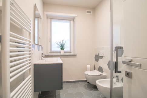 Bagno in stile moderno di 8 di SEGNI STUDIO