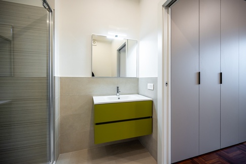 Bagno in stile moderno di 10 di Colab Design