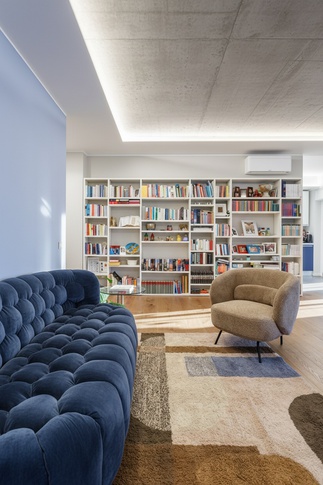 Soggiorno in stile contemporaneo di 32 di Valentina Varricchio Architetto