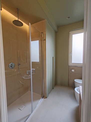 Bagno in stile contemporaneo di 6 di Rossana Alfieri Architetto