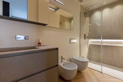 Bagno in stile moderno di 5 di LR Home Planner Bagno in stile moderno di 5 di LR Home Planner