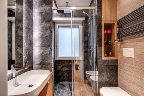 Bagno in stile contemporaneo di 5 di MOB Architects