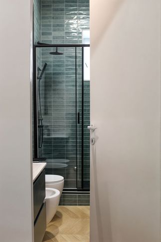 Bagno in stile moderno di 5 di Huit Studio Bagno in stile moderno di 5 di Huit Studio