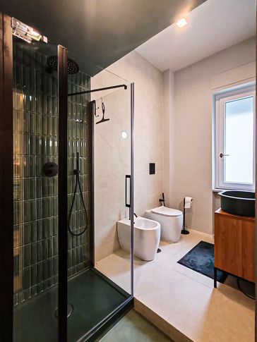 Bagno in stile contemporaneo di 6 di Rossana Alfieri Architetto