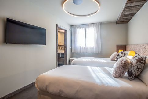 Camera da Letto in stile moderno di 13 di Design Alpino