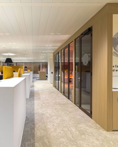 Open Space in stile contemporaneo di 1400 di Frame Farm - Architecture & Design