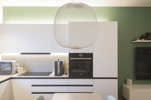 Open Space in stile contemporaneo di 25 di Serena Trentarossi Architetto