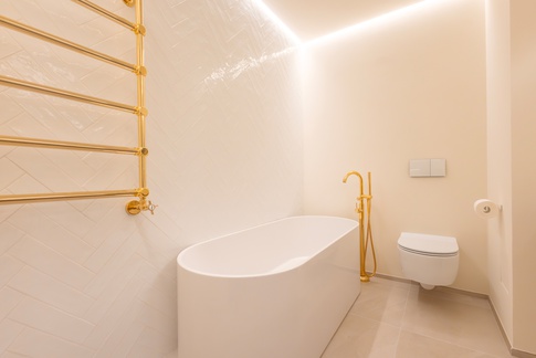 Bagno in stile moderno di 6 di Living Home Design