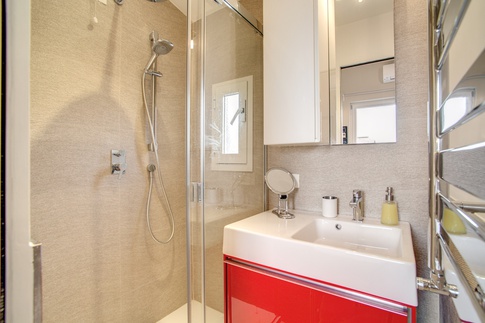 Bagno in stile contemporaneo di 7 di MOB Architects Bagno in stile contemporaneo di 7 di MOB Architects