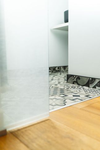 Bagno di Servizio in stile eclettico di 3 di Davide Gratteri Architetto