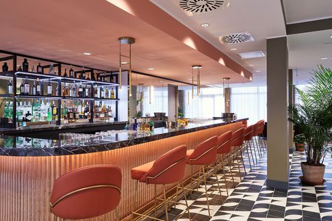 Angolo Bar in stile contemporaneo di 1 di Lorenzo Franzi | Fotografia