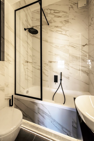 Bagno in stile contemporaneo di 2 di Zelda de Ruvo Architetto Bagno in stile contemporaneo di 2 di Zelda de Ruvo Architetto