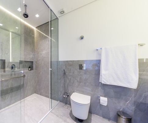 Bagno in stile moderno di 8 di Guzlive