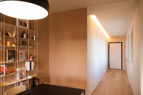 Soggiorno in stile moderno di 30 di Enzo Razzano Architettura