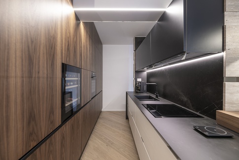 Open Space in stile contemporaneo di 56 di Francesco Cardano Interior Designer