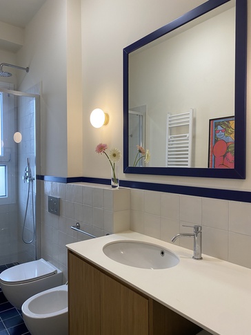 Bagno in stile contemporaneo di 4 di ALTANA STUDIO Bagno in stile contemporaneo di 4 di ALTANA STUDIO