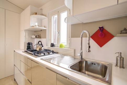 Cucina in stile contemporaneo di 7 di MOB Architects