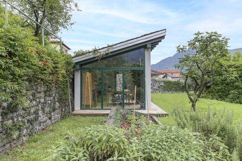 Giardino in stile contemporaneo di 1 di Chantal Forzatti architetto