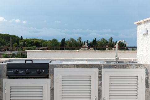 Terrazza in stile mediterraneo di 80 di Caprioli Architetti Terrazza in stile mediterraneo di 80 di Caprioli Architetti