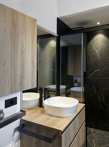 Bagno in stile contemporaneo di 4 di Giulia Dagheti Architetto
