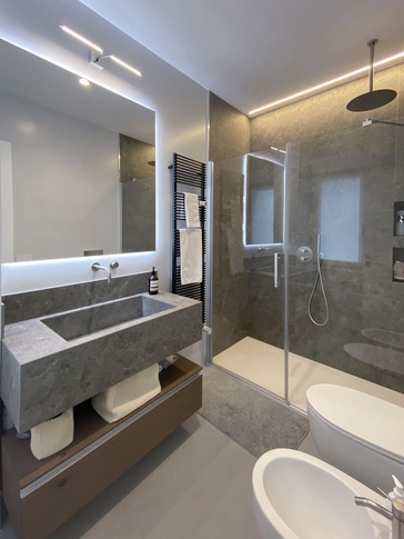 Bagno in stile contemporaneo di 5 di MaMe Architettura | Maria Mercurio