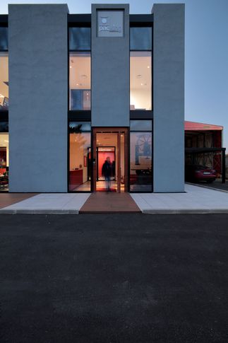 Facciata in stile minimal di 150 di Paolo Basco Architetto