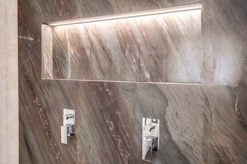 Bagno in stile contemporaneo di 8 di MOB Architects