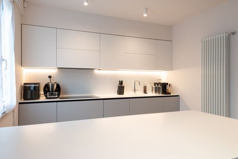 Cucina in stile contemporaneo di 17 di Frame Farm - Architecture & Design