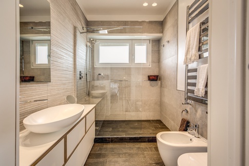 Bagno in stile contemporaneo di 5 di MOB Architects Bagno in stile contemporaneo di 5 di MOB Architects