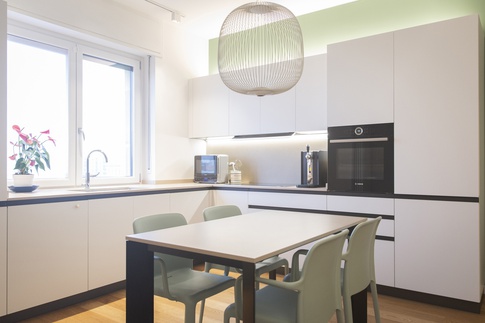 Open Space in stile contemporaneo di 25 di Serena Trentarossi Architetto Open Space in stile contemporaneo di 25 di Serena Trentarossi Architetto