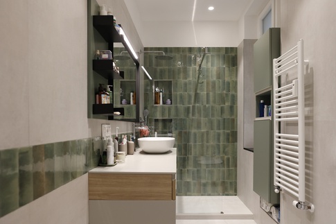 Bagno in stile contemporaneo di 6 di Valentina Solera Architetto
