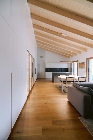 Open Space in stile moderno di 40 di Christian Tezza Architetto